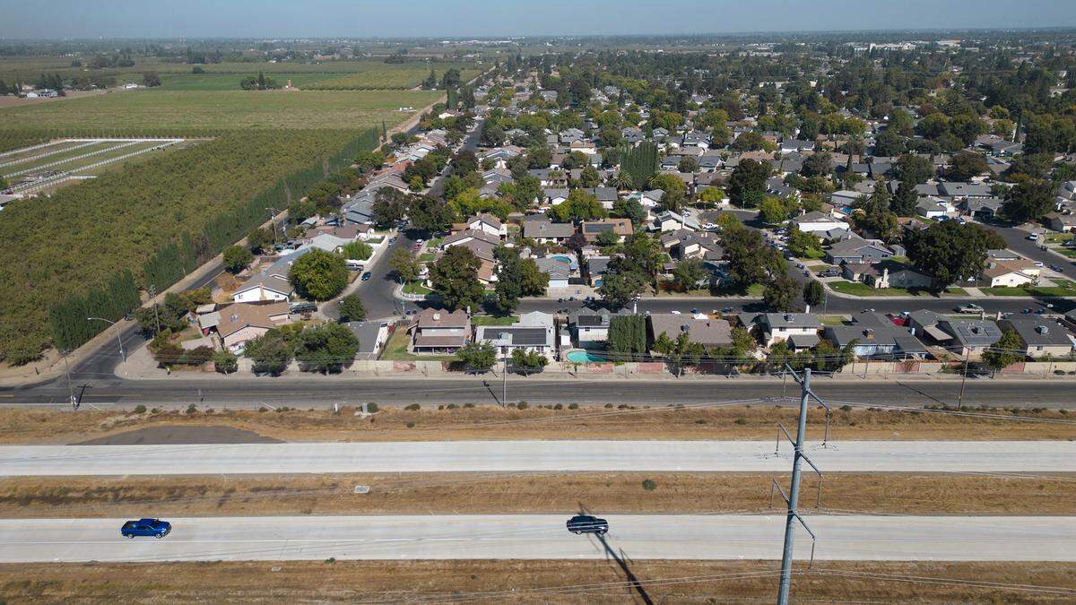 El condado de Stanislaus planea construir un muro de contención acústica a lo largo de Kansas Avenue y la Highway 132 desde Morse Road hasta Yankee Drive en Modesto, California. Imagen del miércoles 4 de octubre de 2023.