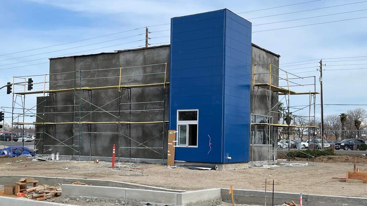 El edificio que se está construyendo en las avenidas West Union y McHenry, cerca del Golden Corral, luce por fin el distintivo azul de la cadena de autoservicios de café Dutch Bros.
