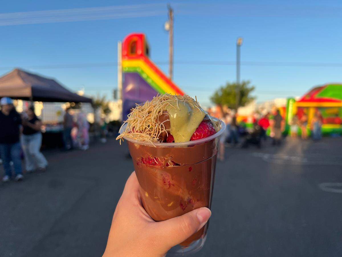 The Fragole booth offers Dubai strawberries — a 20-ounce cup packed with juicy, ripe strawberries dipped in silky milk chocolate. The berries were topped with crispy kataifi (shredded phyllo dough that adds a delicate crunch) and a drizzle of creamy pistachio butter for a sweet, nutty finish.