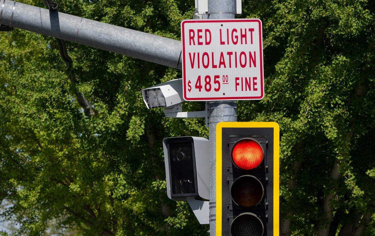 A sign in Modesto, California alerts drivers of a $485 fine for red light violations. The new bill introduced in South Carolina would limit the maximum fine that can be issued by traffic cameras to $100.