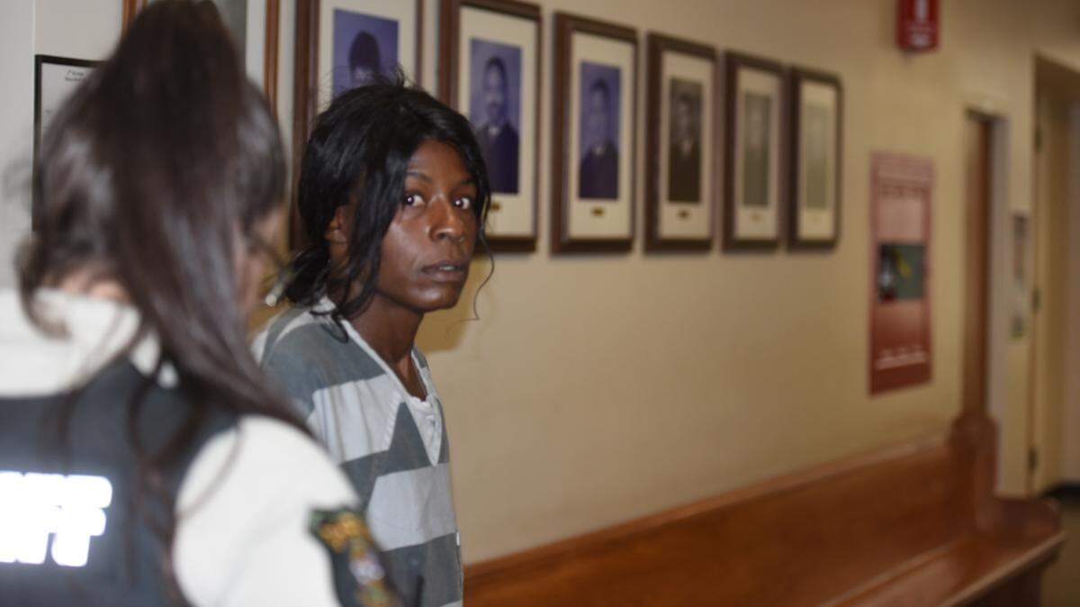 Zella Latrice Holmes is escorted by a Stanislaus County sheriff’s deputy to Department 5 of Stanislaus County Superior Court for her arraignment on Tuesday, Sept. 30, 2025. Holmes is charged with murder, child endangerment and felony evasion in the fatal shooting of Franklin Martin inside a Ceres motel.