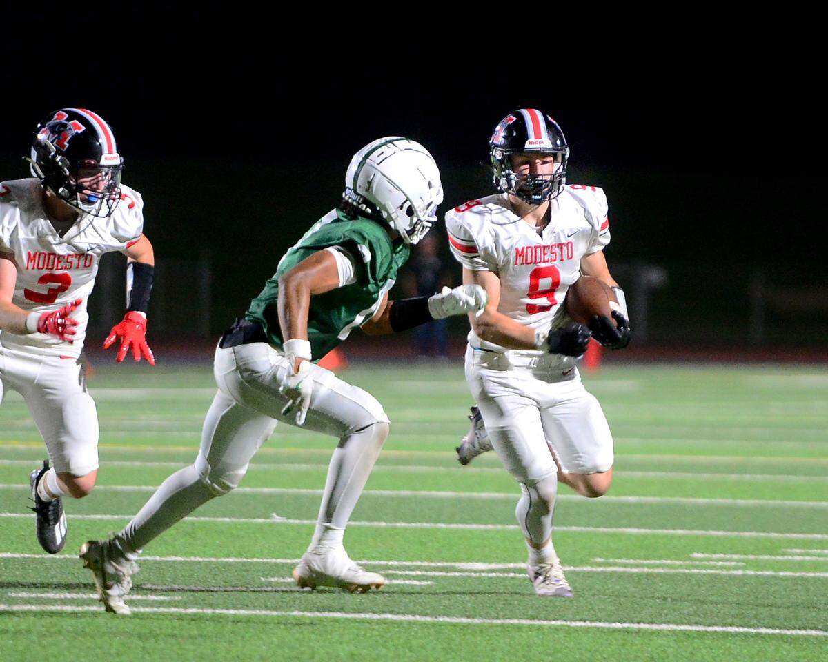 Modesto High receiver Andrew Poulsen (9) runs a sweep during a game between Modesto High School and Central Valley High School at Gregori High School in Modesto, Calif., on Sept. 13, 2024.