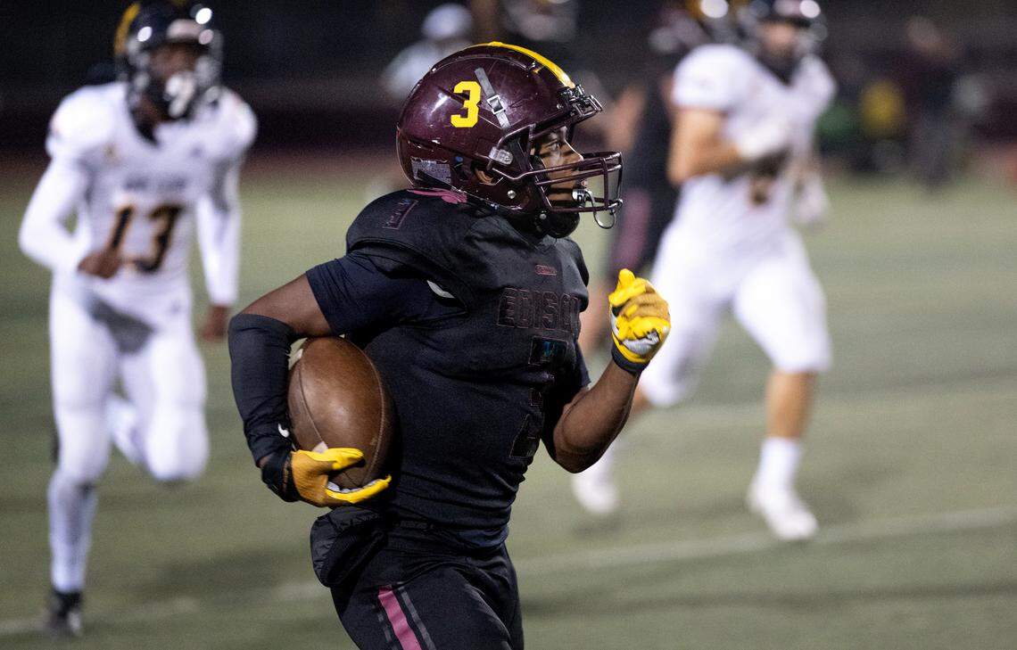 Edison’s Kiaza Calhoun breaks free for a touchdown run during the Sac-Joaquin Section Football Division I playoff game with Gregori at Edison High School in Stockton, Calif., Friday, Nov. 3, 2023.