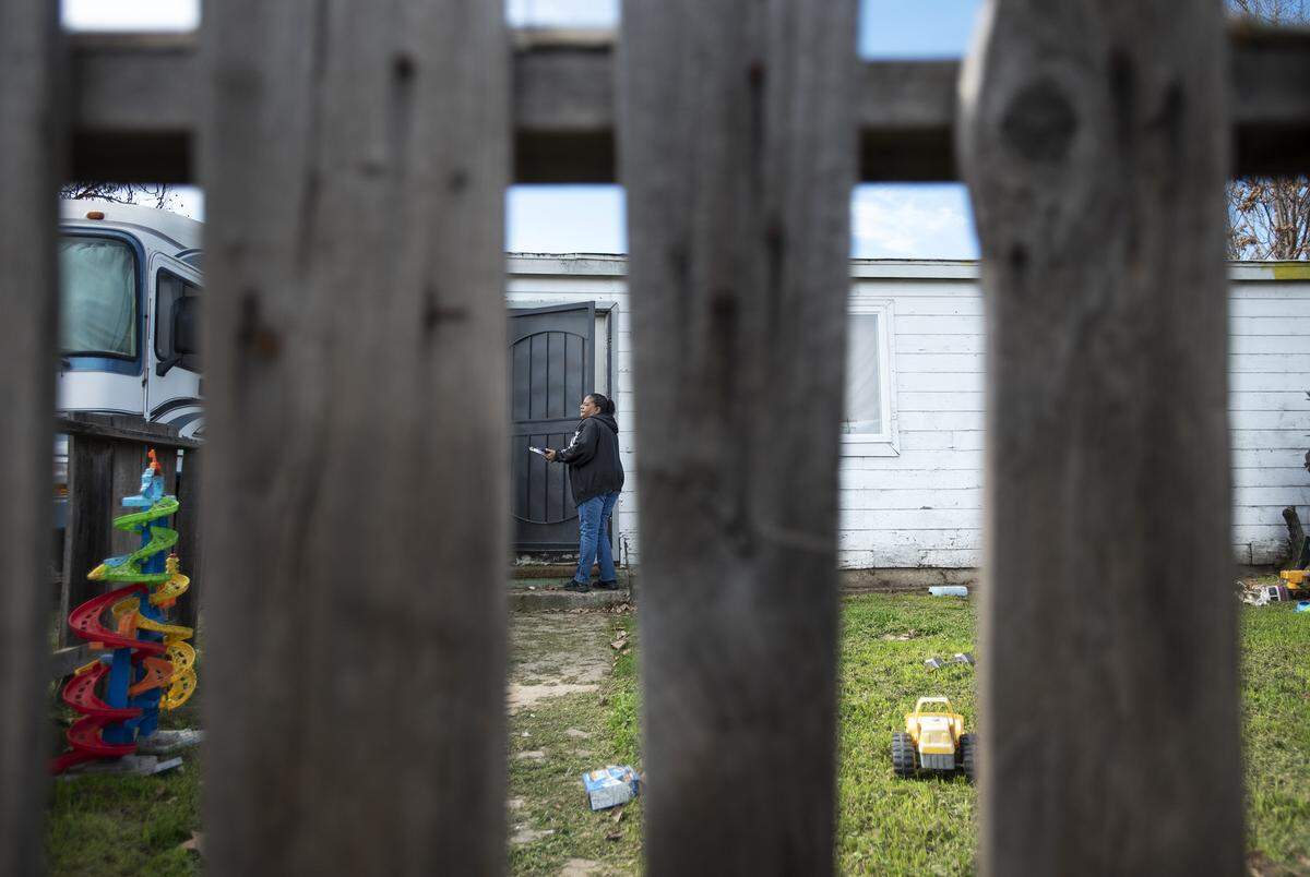 Faith in the Valley’s Liz Wortham canvasses a west Modesto neighborhood to get the word out about the 2020 Census in Modesto, Calif., on Wednesday, Jan. 29, 2020.