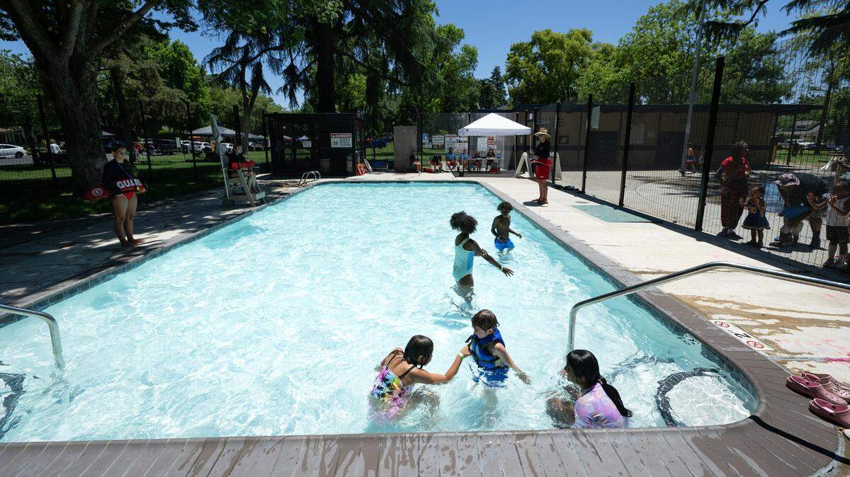 Los niños se mantienen frescos en la piscina infantil del parque Graceada en Modesto, California, el sábado 15 de junio de 2024. La ciudad ha ampliado su programa infantil añadiendo varias tardes de sábado y domingo.