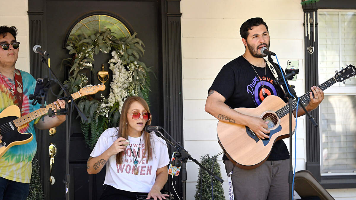 Us 4 Love toca durante el Modesto Porchfest en Modesto, California, el domingo 21 de mayo de 2023. La banda actuará en el porche 5, 1117 College Ave, a las 3 p.m. del domingo.