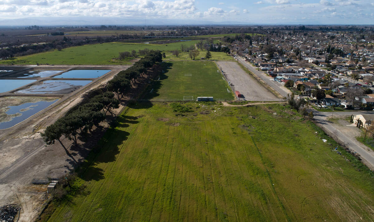 La ciudad de Modesto recibió una subvención estatal de $1 millón para construir campos de futbol y un estacionamiento a lo largo de John St. junto a dos campos existentes en el oeste de Modesto, California. Fotografía del sábado 11 de febrero de 2023.