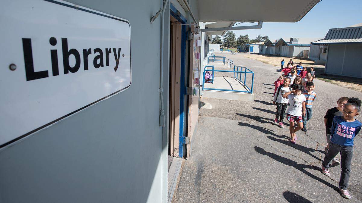 En esta foto de archivo de 2018, estudiantes de primer grado se dirigen a la biblioteca, ubicada en un edificio de alrededor de 1950 en la Franklin Elementary School, en Modesto. Las medidas de bonos D y E de las Escuelas de la Ciudad de Modesto fueron aprobadas en la boleta de noviembre de 2018 para generar fondos para renovar las instalaciones de las escuelas primarias.
