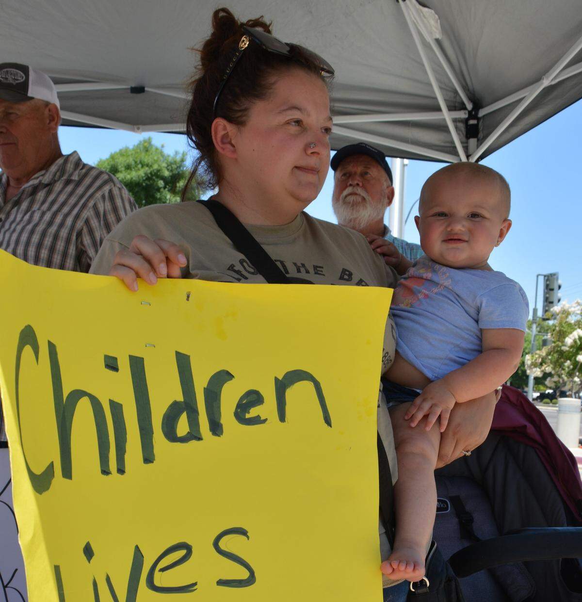 Megan Bellamy llevó a su hija de 11 meses, Sofie, a una protesta contra la liberación pendiente del delincuente sexual Kevin Gray frente al Departamento de Policía de Turlock, el 21 de junio de 2024.