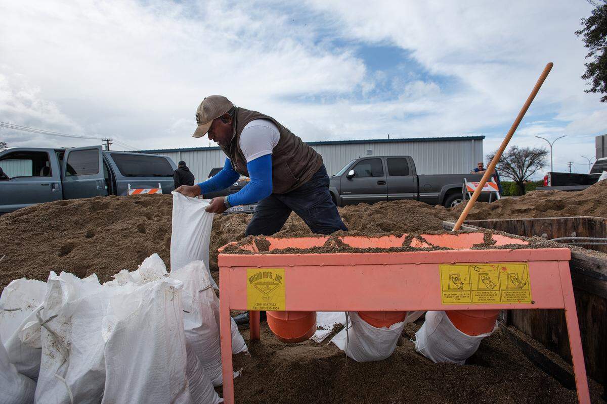 Wisdom Scott fills sandbags at the City of Modesto Corporation Yard, 501 N. Jefferson St. in Modesto, Calif., Saturday, Jan. 14, 2023.