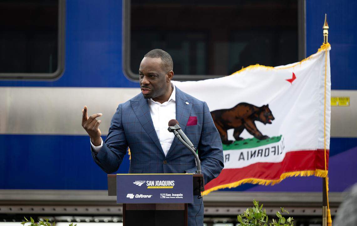 El secretario de la dependencia de Transporte de California, Toks Omishakin, habla durante una ceremonia de presentación de los nuevos vagones de pasajeros Venture de Amtrak para su línea San Joaquins en las instalaciones de mantenimiento ferroviario ACE en Stockton, California, el martes 5 de marzo de 2024.