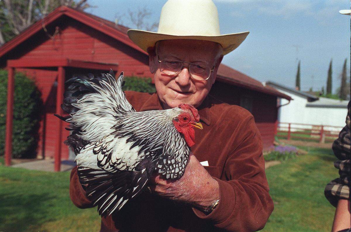 Modesto broker Gordon Nutson, shown at age 86 in 2000, helped buyers of color find homes when other real estate agents refused. He died in 2002.