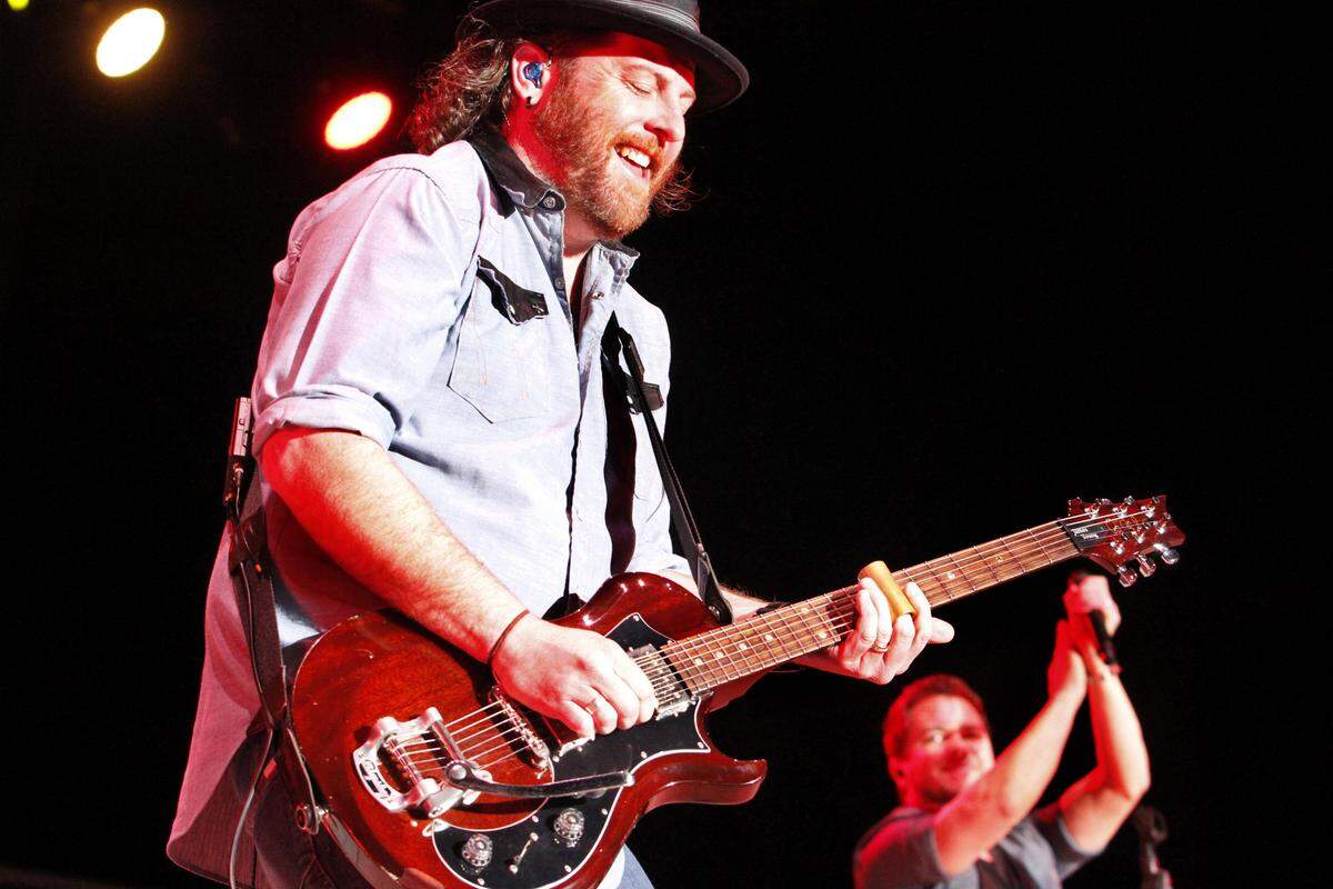 ROBIN TRIMARCHI rtrimarchi@ledger-enquirer.comThe Eli Young Band performs at the Wing-a-Poolza show at Wetherby Field on Fort Benning Saturday. Country singer Kelsea Ballerini and the band Old Dominion opened the show.  03.28.15