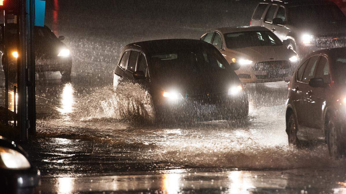 Motorists navigate through a flood intersection on Pelandale Road in Modesto, Calif., Wednesday, Nov. 21, 2018. 