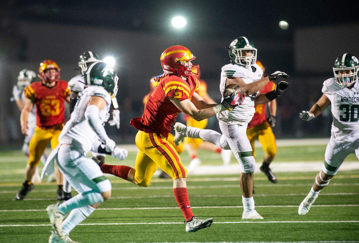 Oakdale’s Jack Kjeldgaard makes a reception during the Sac-Joaquin Section Division III championship game with Manteca at St. Mary’s High School in Stockton, Calif., on Friday, Nov. 25, 2021.