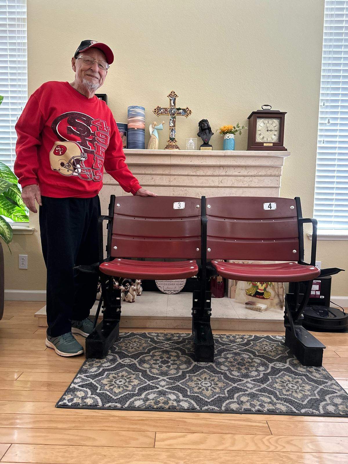 James Valdivia, de Modesto, aficionado de los Niners de casi 90 años, junto a los dos asientos del Candlestick Park que recibió como recuerdo tras el derribo del estadio.