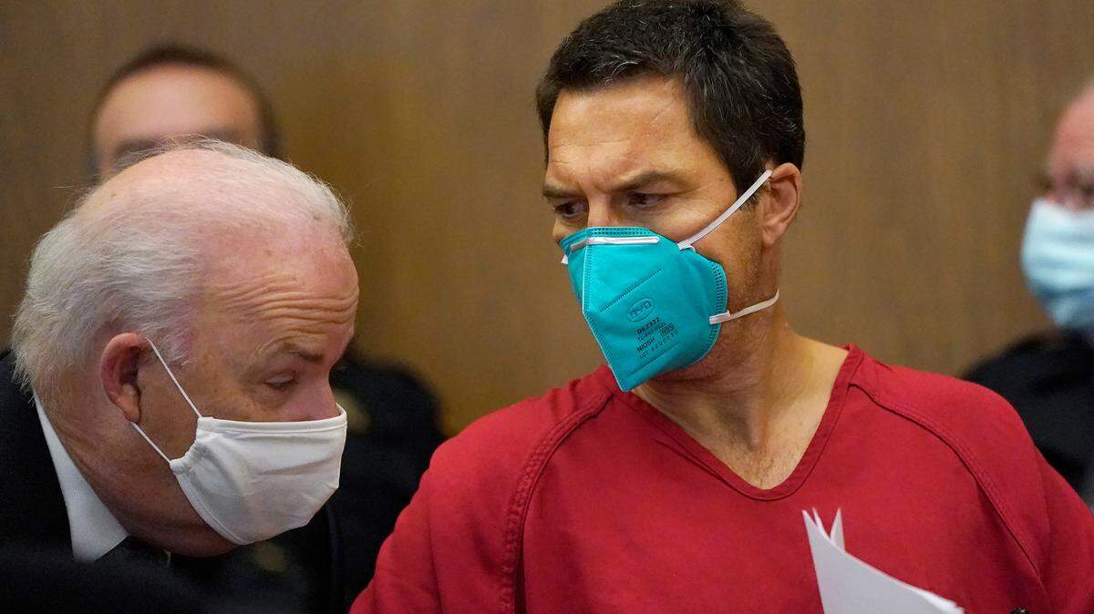 Scott Peterson, right, talks with attorney Pat Harris at the San Mateo County Superior Court in Redwood City, Calif., Thursday, Aug. 11, 2022. Peterson is in court for a hearing to determine whether he gets a new trial in the murder of his pregnant wife because of juror misconduct. (AP Photo/Jeff Chiu, Pool)