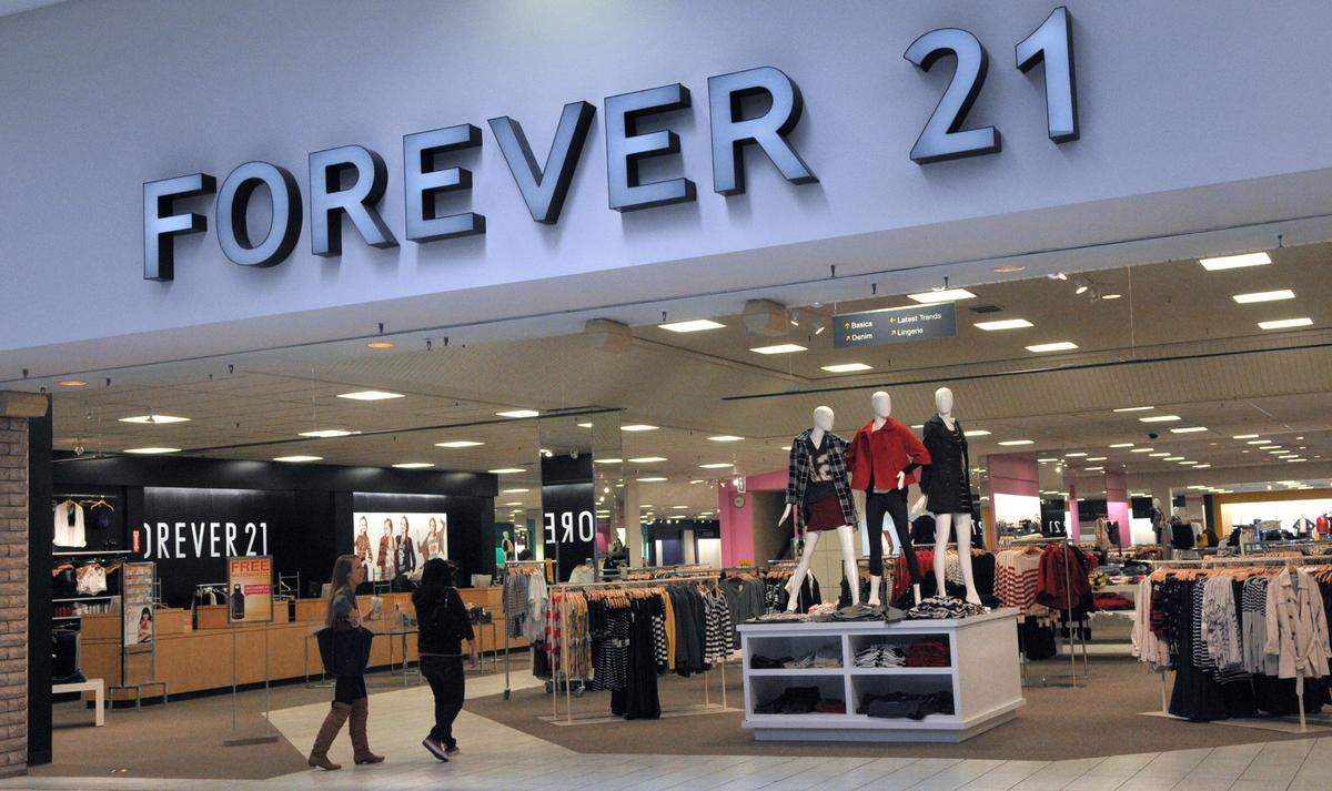 DEBBIE NODA/dnoda@modbee.com Forever 21 shoppers at the Vintage Faire Mall shown in this Bee file photo.