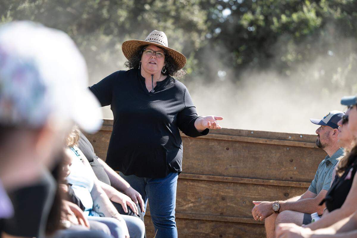 La cultivadora de almendras Benina Montes habla con invitados durante un recorrido en Burroughs Family Farms al este de Denair, California, el martes 19 de septiembre de 2023.