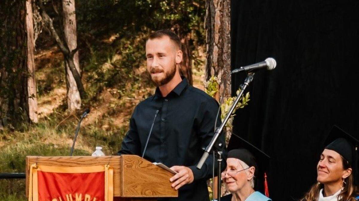 Lance Stark speaking at the spring 2022 Columbia College commencement ceremony.