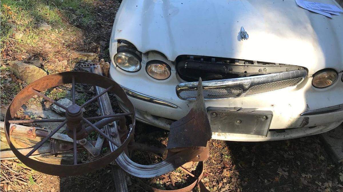 A Ceres man driving crashed a Jaguar sedan into a lawn ornament Nov. 23, 2021, while allegedly driving under the influence and stealing Jamestown residents’ mail, the Tuolumne County Sheriff’s Office said.