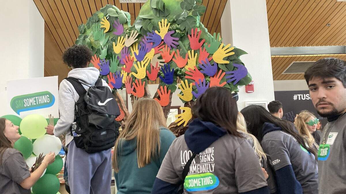 Los líderes estudiantiles escribieron rasgos positivos o "superpoderes" en coloridos recortes de manos para representar lo que aportan a la comunidad del Distrito Escolar Unificado de Turlock.