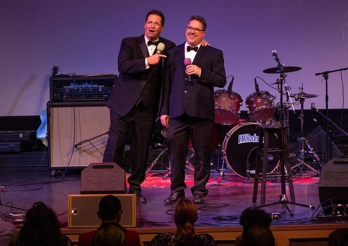 Los cofundadores de MAMA Chris Murphy, a la izquierda, y Chris Ricci, presentan los premios de la Asociación Musical del Área de Modesto en el State Theatre, en Modesto, California, el martes 17 de octubre de 2023.