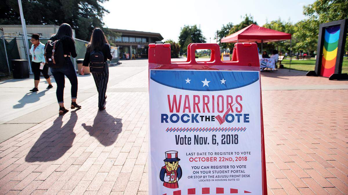 A sign notifies students at Stanislaus State of the deadline to register to vote.