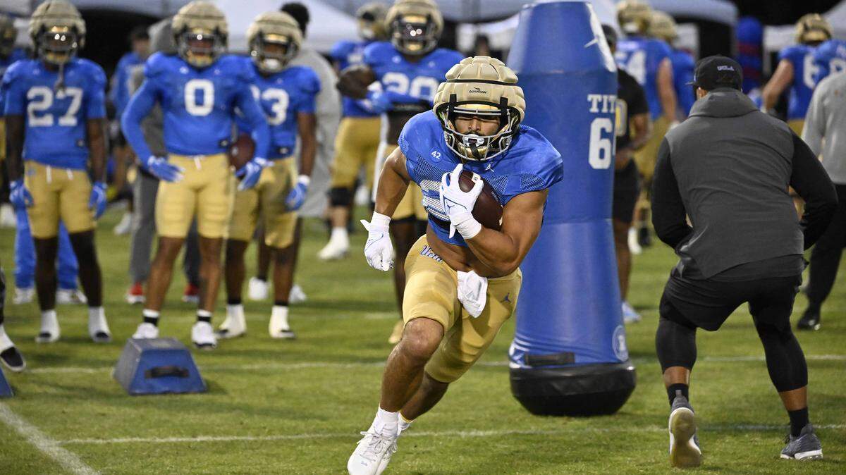 UCLA's Anthony Frias II runs with the ball during Friday Night Lights spring practice on April 18, 2025, at Drake Stadium in Los Angeles. (Keith Birmingham/Pasadena Star-News/TNS)