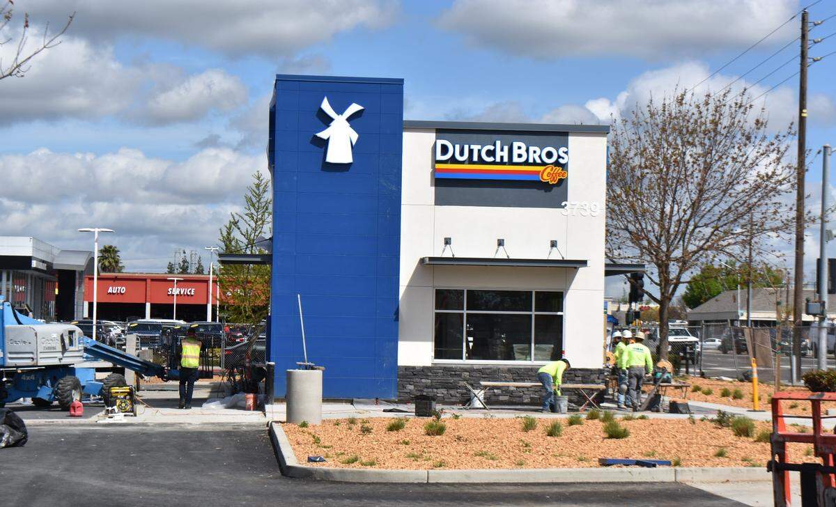 El Dutch Bros. Coffee que se está construyendo en las avenidas McHenry y West Union, en el norte de Modesto, en una imagen del lunes 25 de marzo de 2024.
