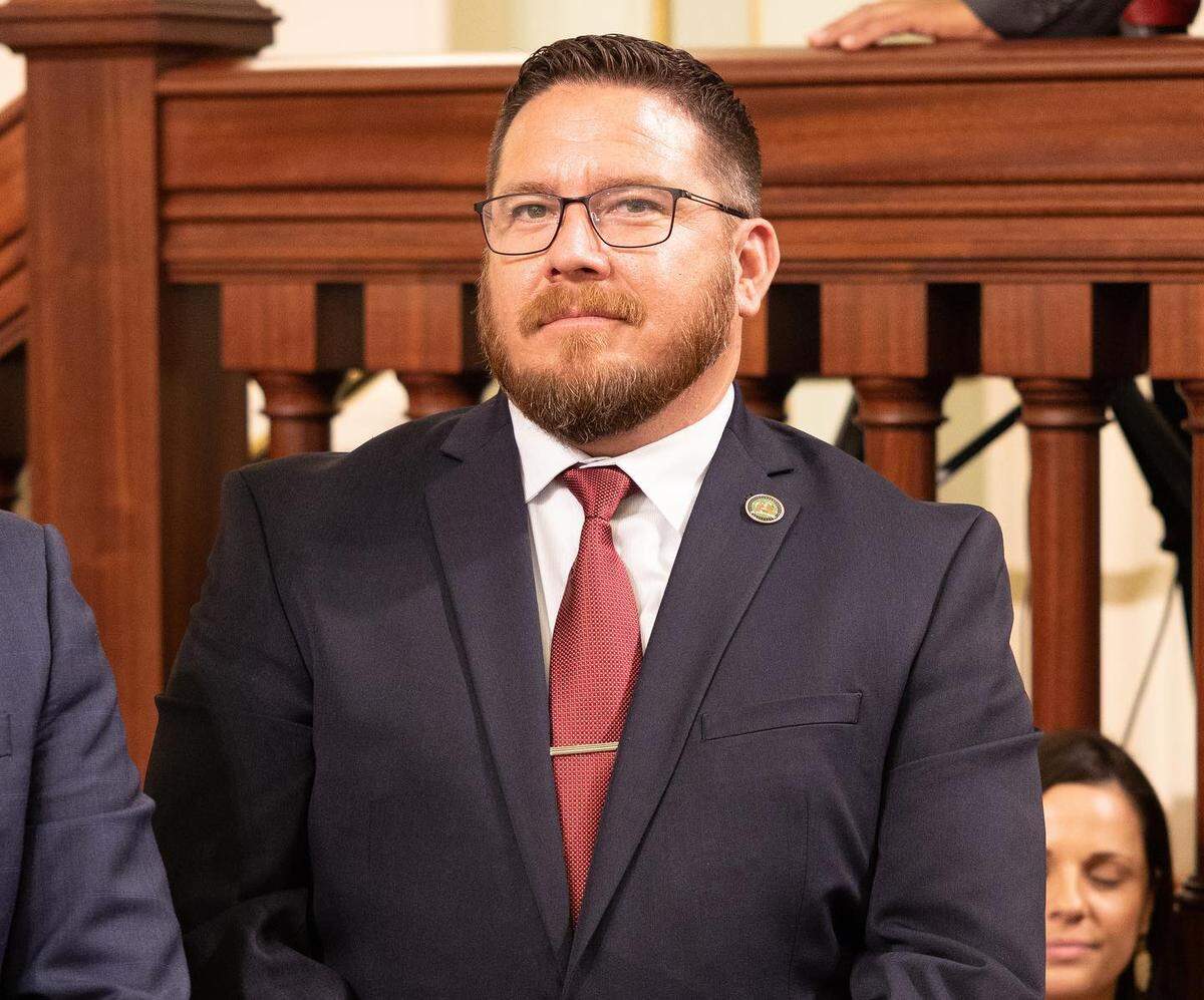 Juan Alanís fue elegido en noviembre de 2022 para representar al Distrito 22 de la Asamblea, que incluye dos tercios del condado de Stanislaus y parte del condado de Merced.