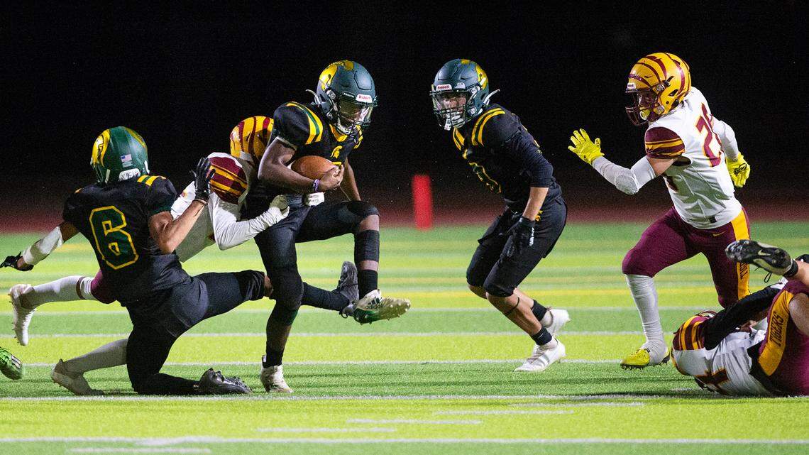 Los Banos uses ground game to run away with Western Athletic Conference game against Davis