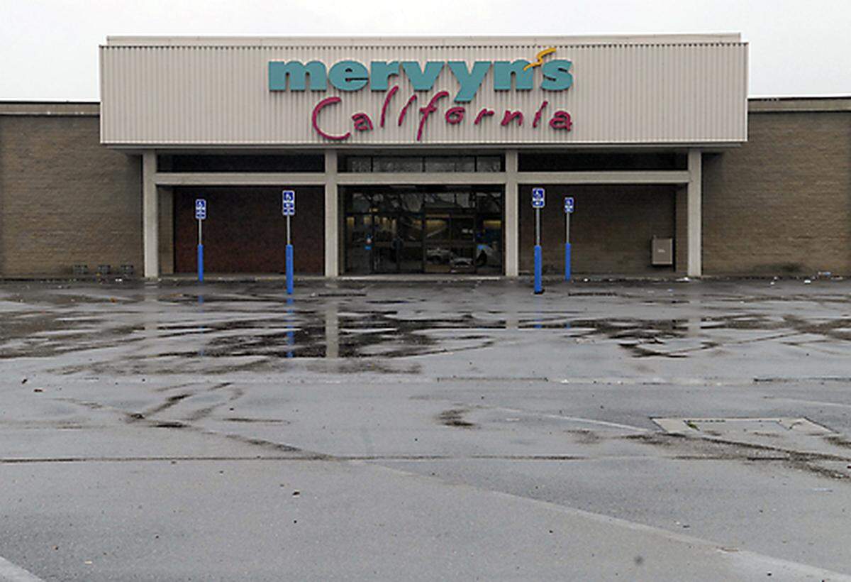 The doors are closed at Mervyn’s California on McHenry Ave. and the parking lot is empty. (Debbie Noda/The Modesto Bee)