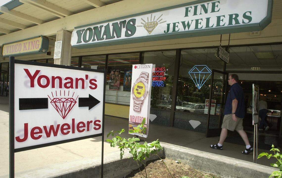 Yonan's Fine Jewelers exterior in 2001.