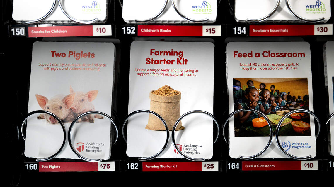 A pair of piglets from a vending machine? An innovative way to give returns to Modesto mall