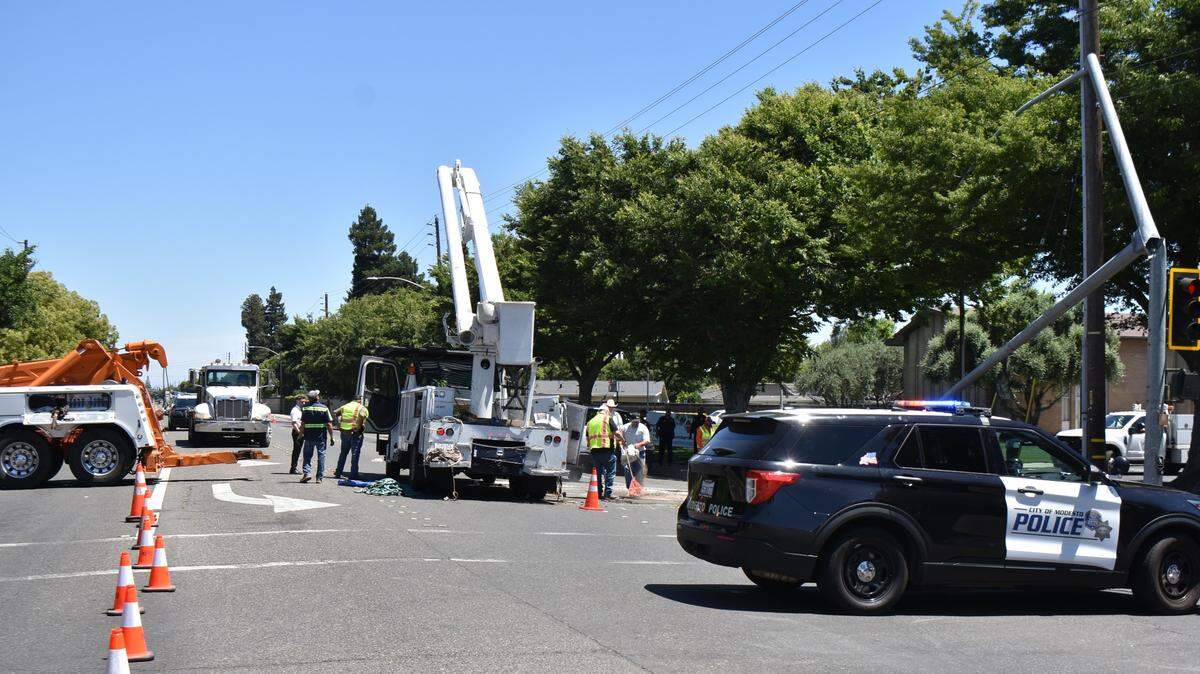 A crash took down a signal light on Sylvan Avenue and Dragoo Park Drive in Modesto on Thursday afternoon.