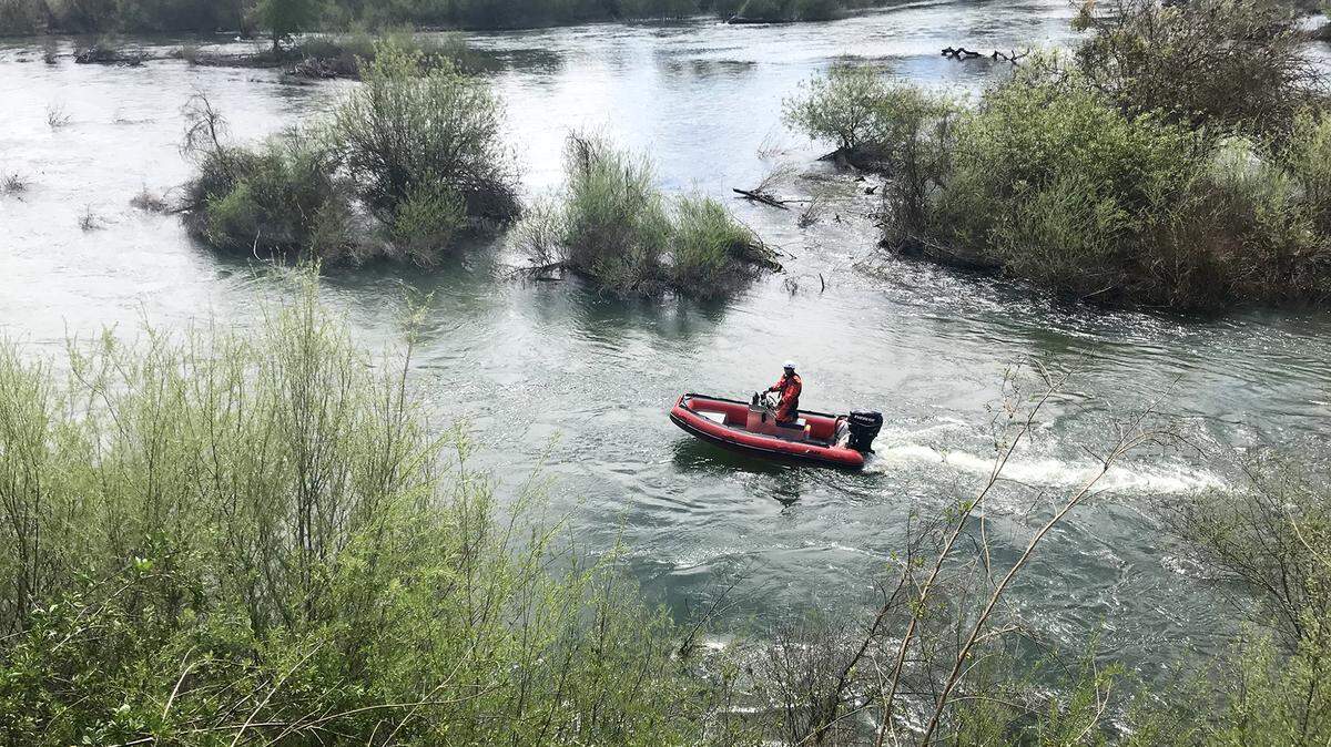 A Stanislaus Consolidated Fire Protection District rescue boat crew saved a dog that had fallen down a cliff in Waterford and was stuck on the edge of the Tuolumne River.