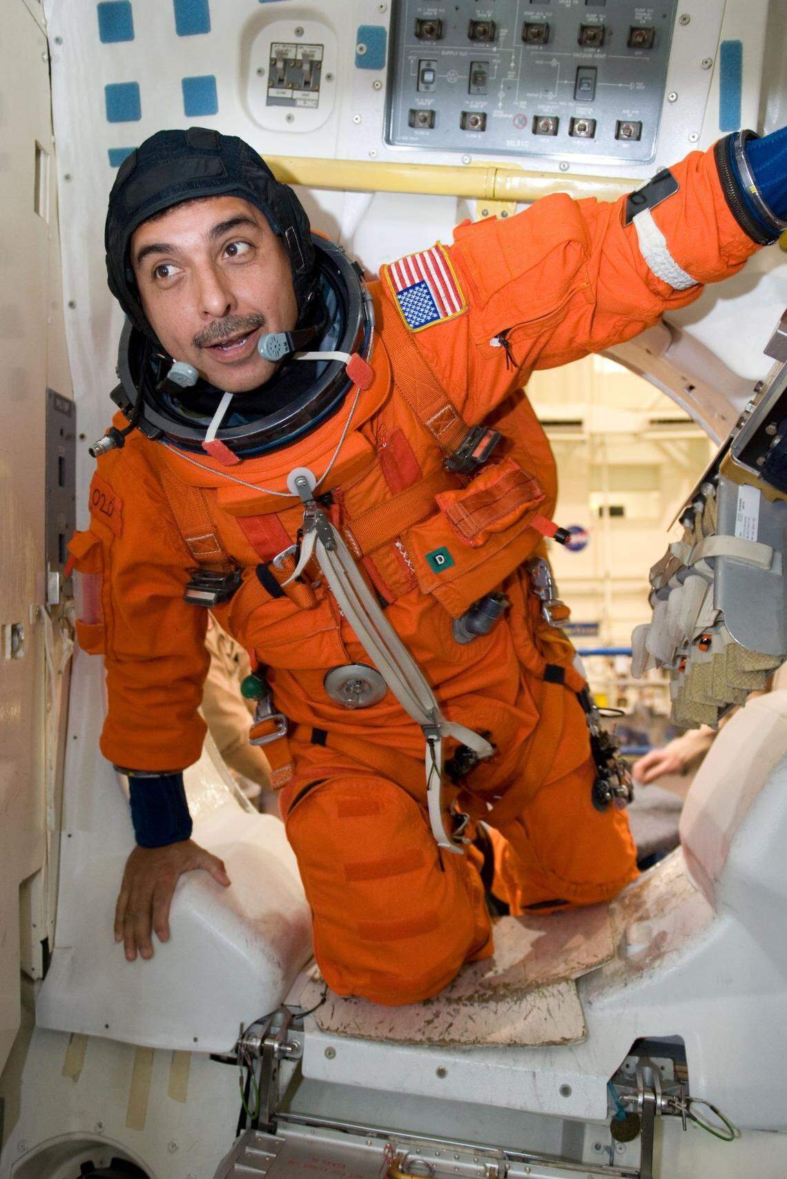Ataviado con una versión de entrenamiento de su traje de lanzamiento y entrada al transbordador, el astronauta José Hernández, especialista de la misión STS-128, participa en una sesión de entrenamiento en enero de 2009 en la instalación de maquetas de vehículos espaciales del Centro Espacial Johnson de la NASA.