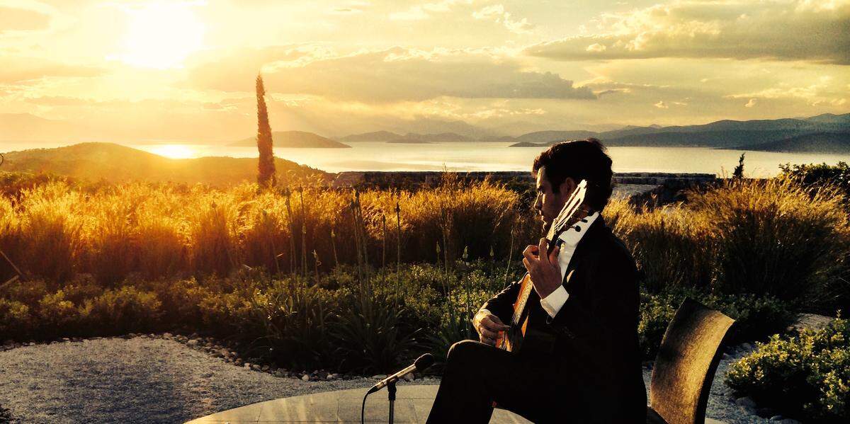 Pablo Sáinz-Villegas brings his music to the Gallo Center.