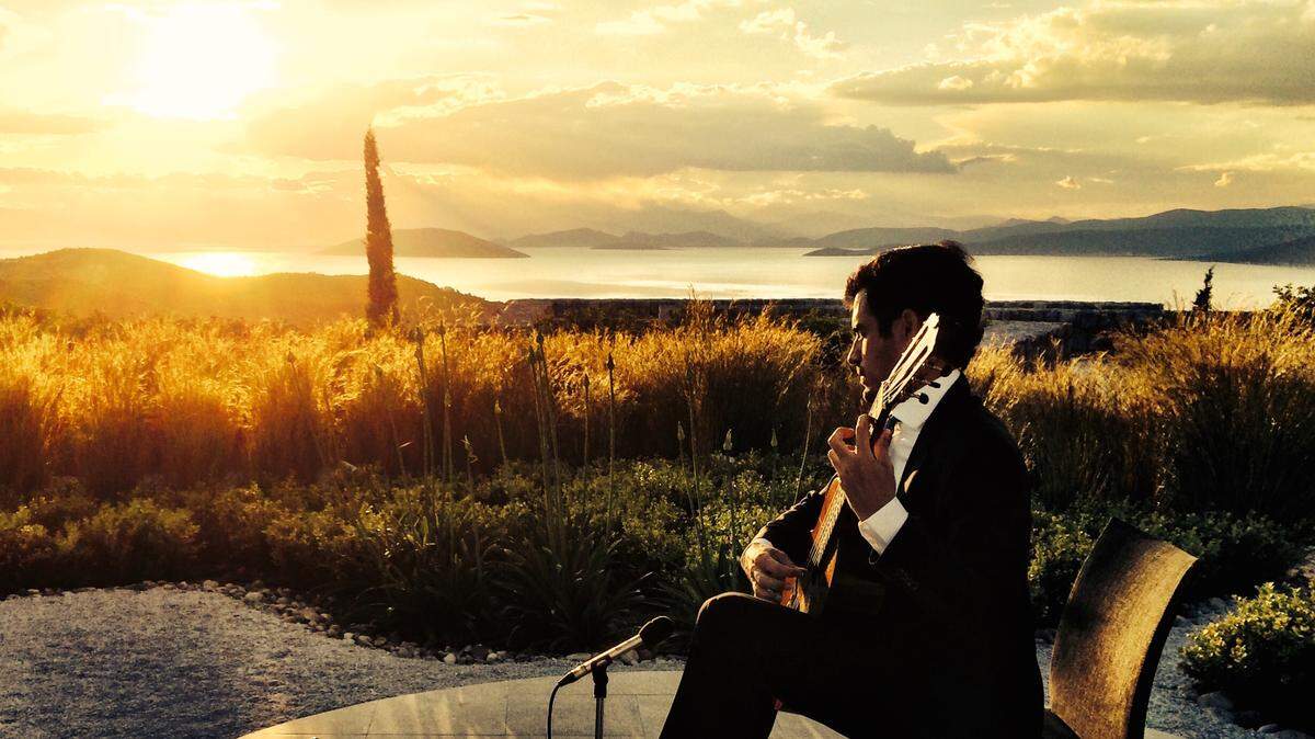 Pablo Sáinz-Villegas brings his music to the Gallo Center.