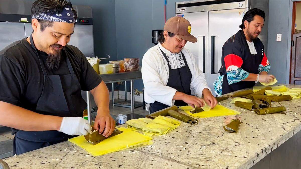 (I-D) Los propietarios y parientes de Oaxacan Tamales César Hernández, Antonio Hernández y Miguel Hernández preparar tamales en Riverbank, CA, el lunes 25 de septiembre de 2023.