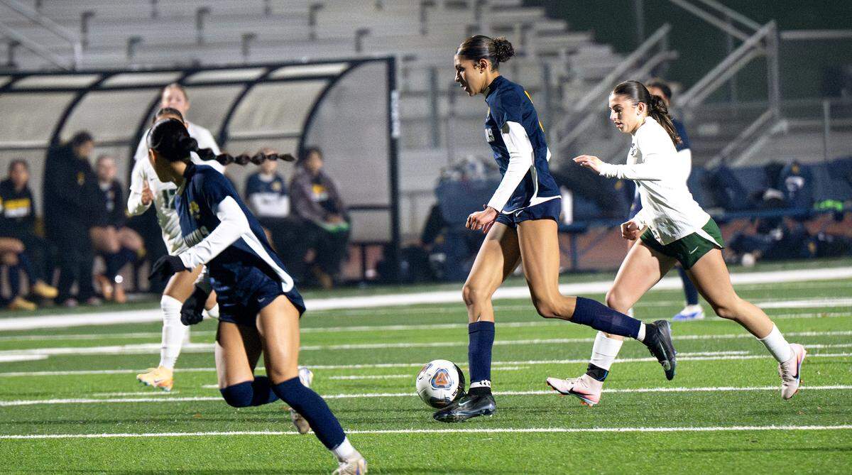 Gregori’s Kylie Farmer, middle, advances the ball during the Central California Athletic League game with Pitman at Gregori High School in Modesto, Tuesday, Jan. 13, 2026. 