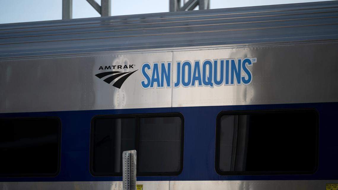 Amtrak mostró sus nuevos vagones de pasajeros Venture para su línea San Joaquins en las instalaciones de mantenimiento ferroviario ACE en Stockton, California, el martes 5 de marzo de 2024.
