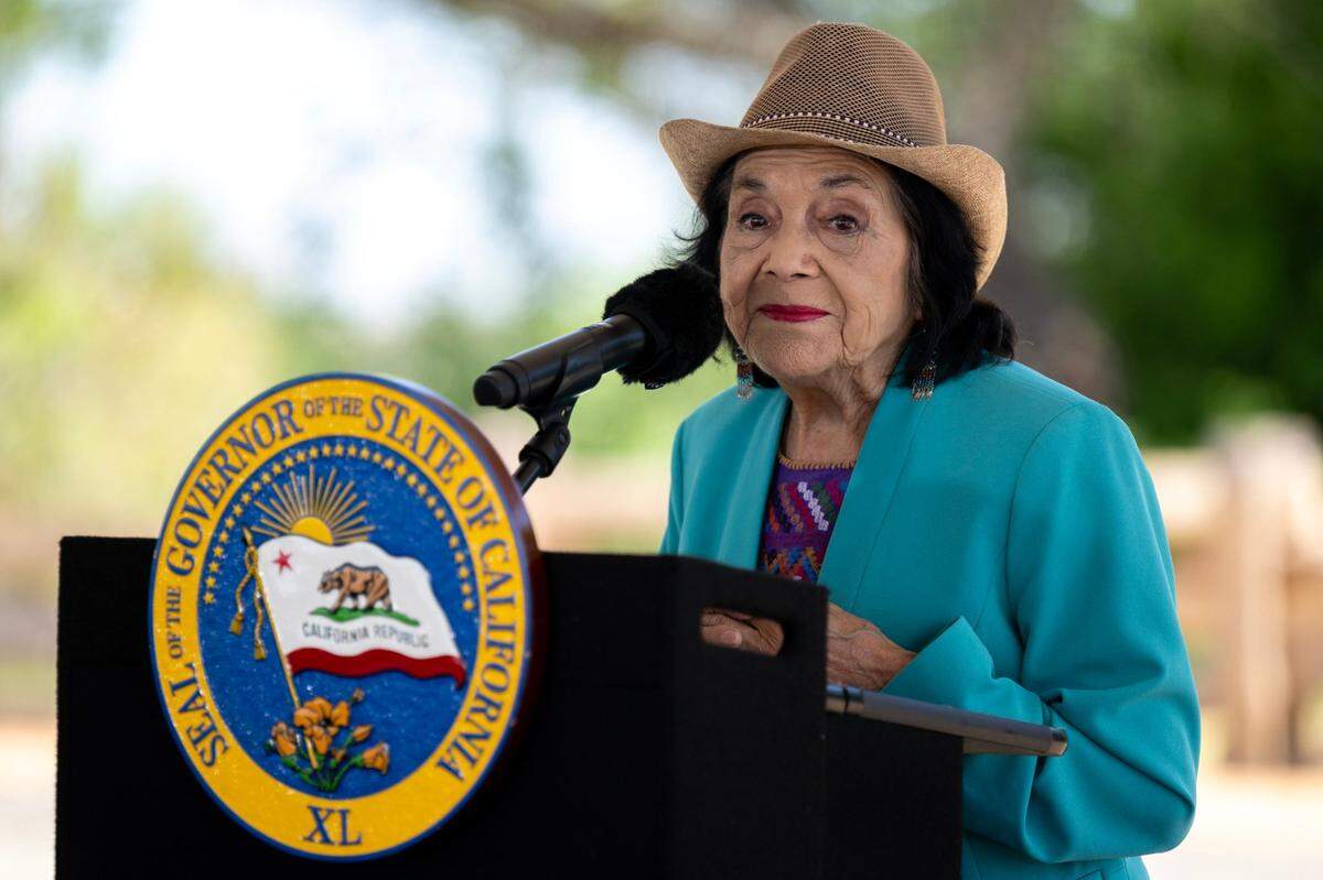 La líder sindical estadounidense y activista de los derechos civiles Dolores Huerta habla durante la inauguración del nuevo Parque Estatal Dos Ríos, en el norte del Valle de San Joaquín, el lunes.