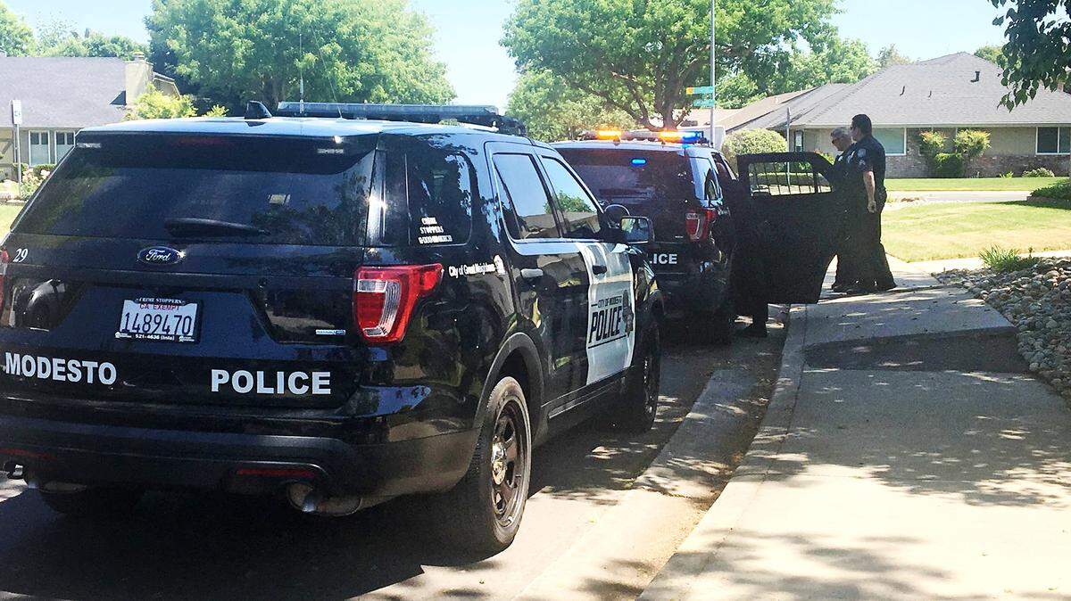 A man who grabbed a mail carrierÕs arm in west Modesto Wednesday was held at gunpoint by a bystander
