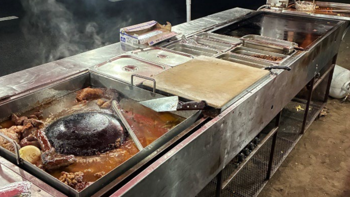 Health inspectors in Washington statee shut down this unpermitted food vendor operation, citing multiple health hazards.