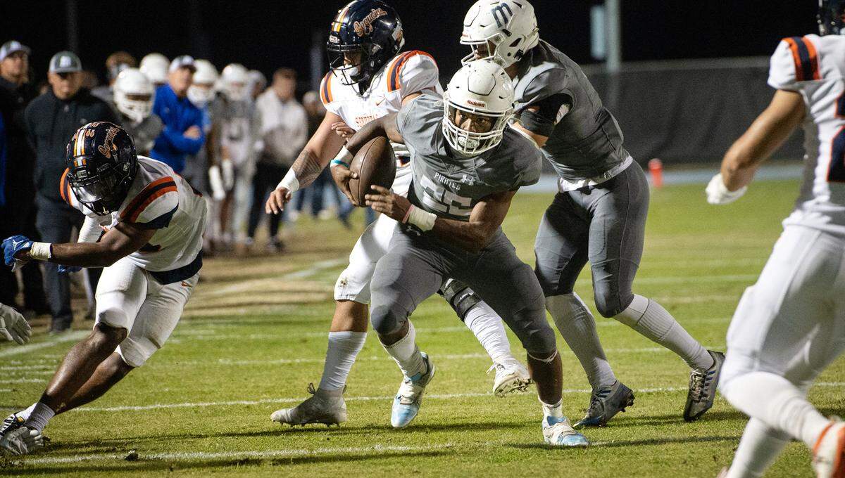 Modesto’s Kimoni Stanley runs the ball during the game with College of the Sequoias at Modesto Junior College in Modesto, Calif., Saturday, Nov. 5, 2022.