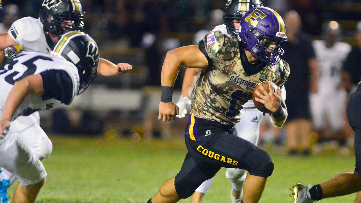 Escalon running back Ryker Peters (1) runs up the middle during a game between Escalon and Windsor at Escalon High School in Escalon California on September 2, 2022.