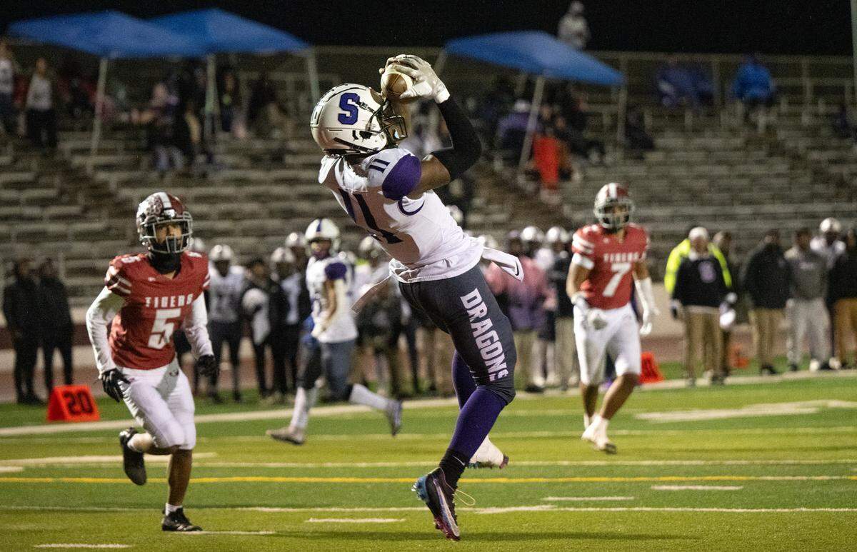 Sacramento’s Jaimeeze Clark makes a touchdown catch during the Sac-Joaquin Section Division IV semifinal game with Patterson at Patterson High School in Patterson, Friday, Nov. 22, 2024. Patterson won the game 21-12.