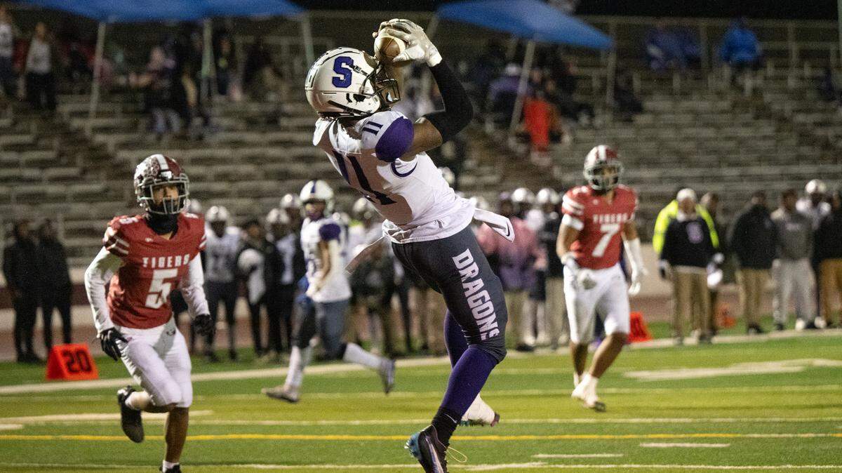The Sacramento Dragons’ Jaimeeze Clark makes a touchdown catch during a Sac-Joaquin Section Division IV semifinal game with Patterson at Patterson High School in on Friday. Patterson won the game 21-12.